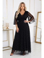 Dlouhé lesklé plus size šaty s výstřihem a rukávy černé model 22200156 - numoco basic Dlouhé lesklé plus size šaty s výstřihem a rukávy černé model 22200156 - numoco basic