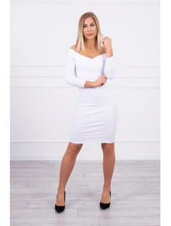 Priliehavé šaty s výstrihom do V v bielej farbe