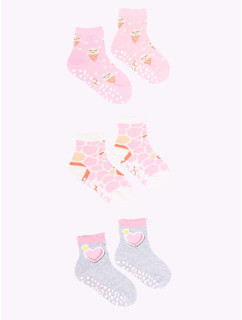 Yoclub Dievčenské bavlnené ponožky proti pošmyknutiu ABS vzory farby 3-pack SKA-0109G-AA3A-004 Viacfarebné