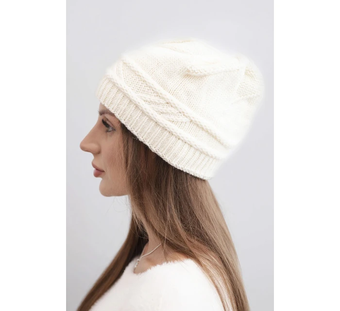 Dámska zimná čiapka z vlny a s pleteným vzorom K428 light beige Dámska zimná čiapka z vlny a s pleteným vzorom K428 light beige