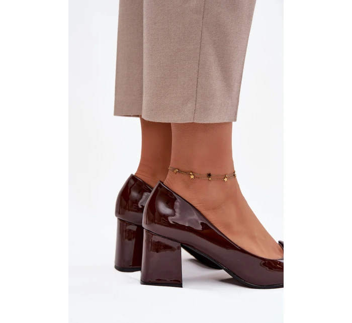 Lakované lodičky na podpatku s ozdobou čokoládové model 21752724 - Boto Lakované lodičky na podpatku s ozdobou čokoládové model 21752724 - Boto