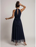 model 22210933 Elegantní maxi večerní šaty na ramínka s tylem a zavazováním v pase tmavě modré - numoco basic model 22210933 Elegantní maxi večerní šaty na ramínka s tylem a zavazováním v pase tmavě modré - numoco basic