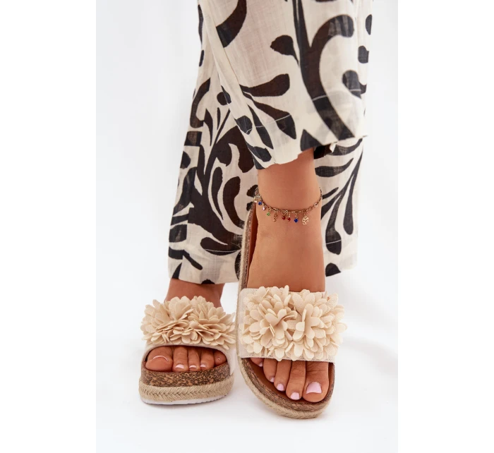 Klapki Damskie Na Platformie Z Ozdobnymi Kwiatkami Beżowe Tessara Klapki Damskie Na Platformie Z Ozdobnymi Kwiatkami Beżowe Tessara