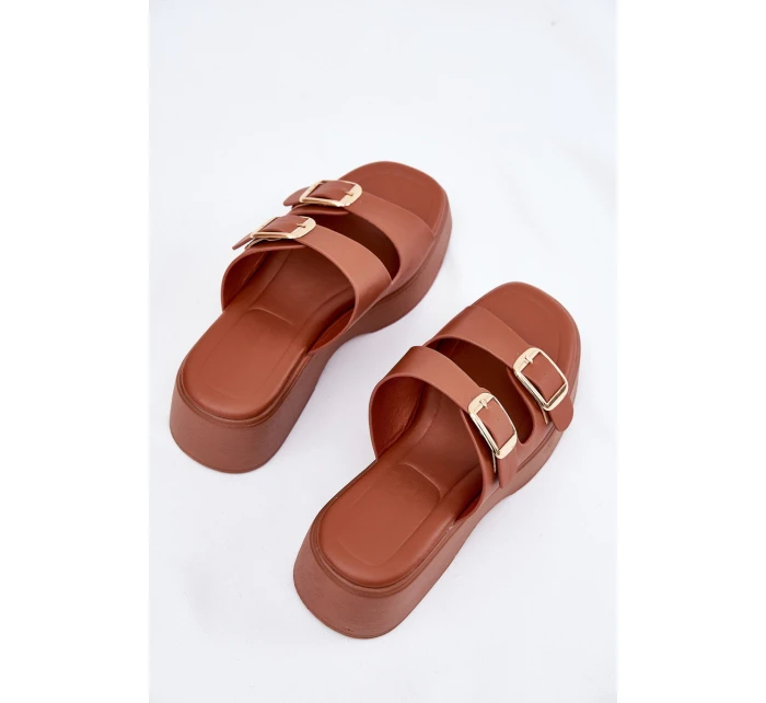 Dámské Pantofle Na Klínku A Platformě S Přezkami Camel model 21697281 - Boto Dámské Pantofle Na Klínku A Platformě S Přezkami Camel model 21697281 - Boto