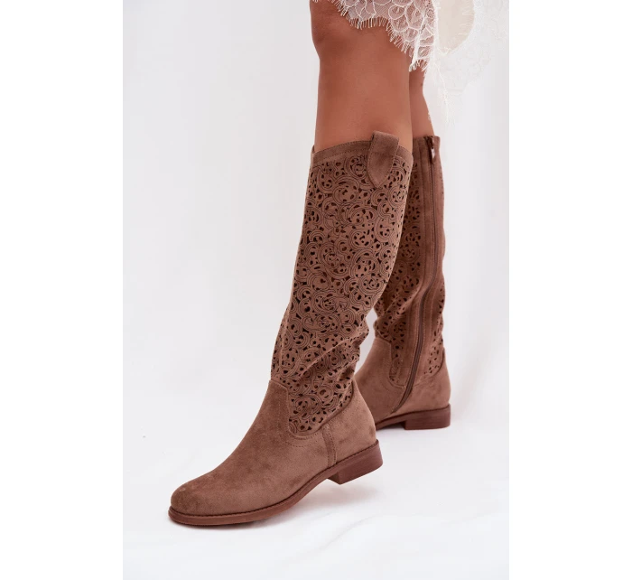 Dámské perforované kozačky na plochém podpatku model 21998034 Hnědé - S.Barski Dámské perforované kozačky na plochém podpatku model 21998034 Hnědé - S.Barski