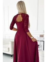 AMBER Elegantní dlouhé dámské maxi šaty ve vínové bordó barvě s krajkovým výstřihem model 19047931 - numoco