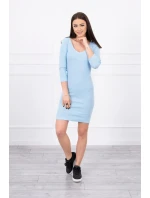 Přiléhavé šaty s modrým výstřihem Přiléhavé šaty s modrým výstřihem