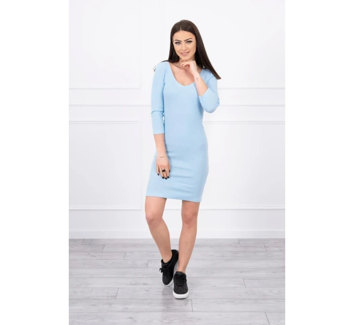 Přiléhavé šaty s modrým výstřihem Přiléhavé šaty s modrým výstřihem