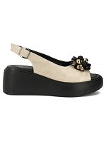 Dámske kožené sandále na zlatej platforme Filippo DS7577