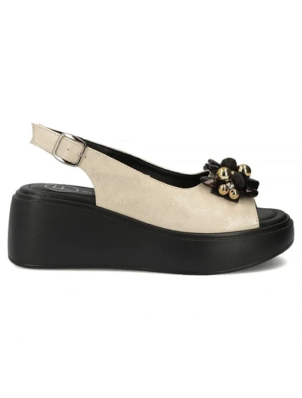 Dámské kožené sandály na zlaté platformě model 22135917 - FILIPPO