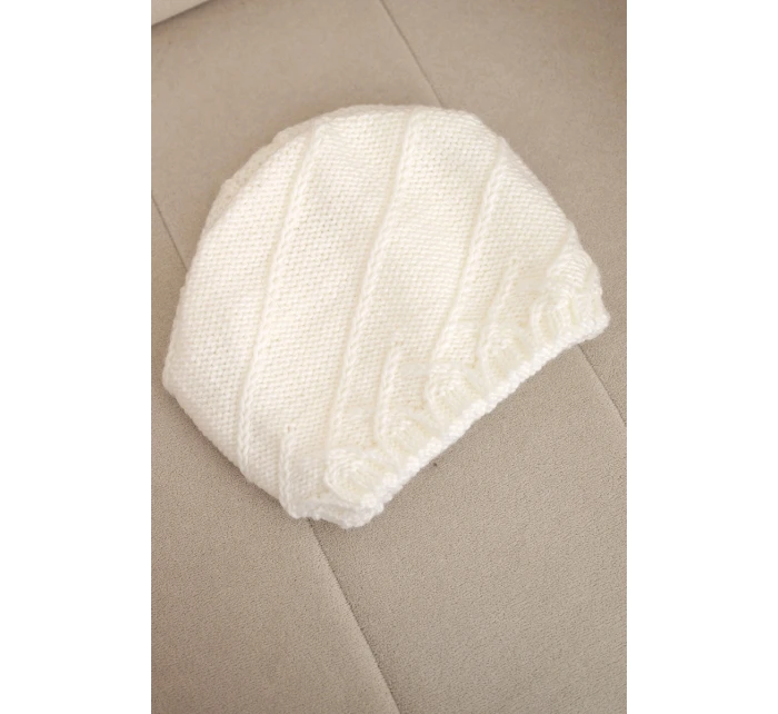 Dámská zimní čepice s ozdobným pletením a střihem bílá model 21878049 - K-Fashion