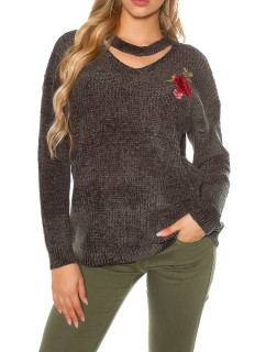 Trendy knit sweater with floral embroidery