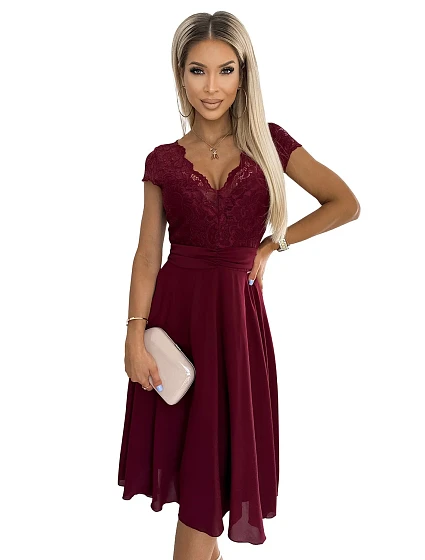 Dámské šifonové šaty ve vínové bordó barvě s krajkovým výstřihem model 18503932 - numoco Dámské šifonové šaty ve vínové bordó barvě s krajkovým výstřihem model 18503932 - numoco