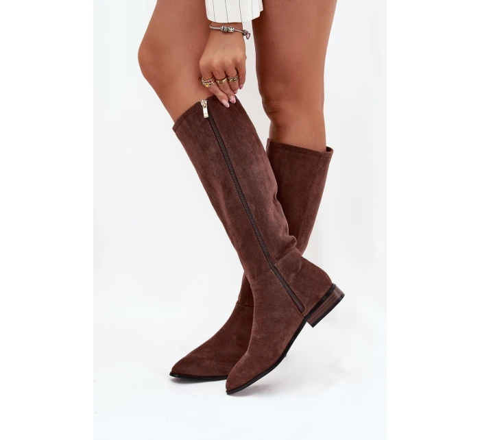 Dámské semišové kozačky na nízkém podpatku model 21848558 – hnědé - Kesi