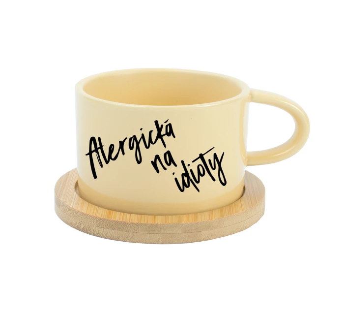 ALERGICKÁ NA IDIOTY - žlutý hrníček makronka 200 ml