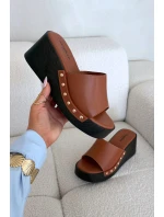 Dámské nazouváky na platformě se zlatými přezkami camel model 21918866 - Boto Dámské nazouváky na platformě se zlatými přezkami camel model 21918866 - Boto