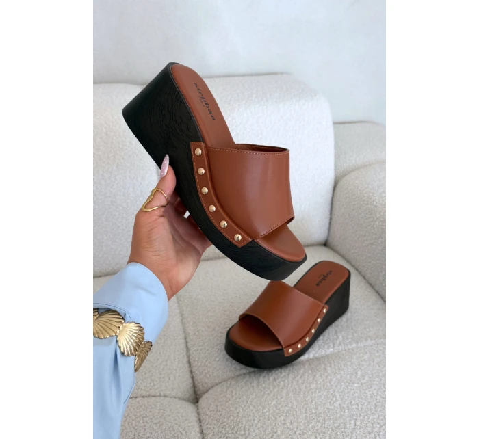 Dámské nazouváky na platformě se zlatými přezkami camel model 21918866 - Boto Dámské nazouváky na platformě se zlatými přezkami camel model 21918866 - Boto