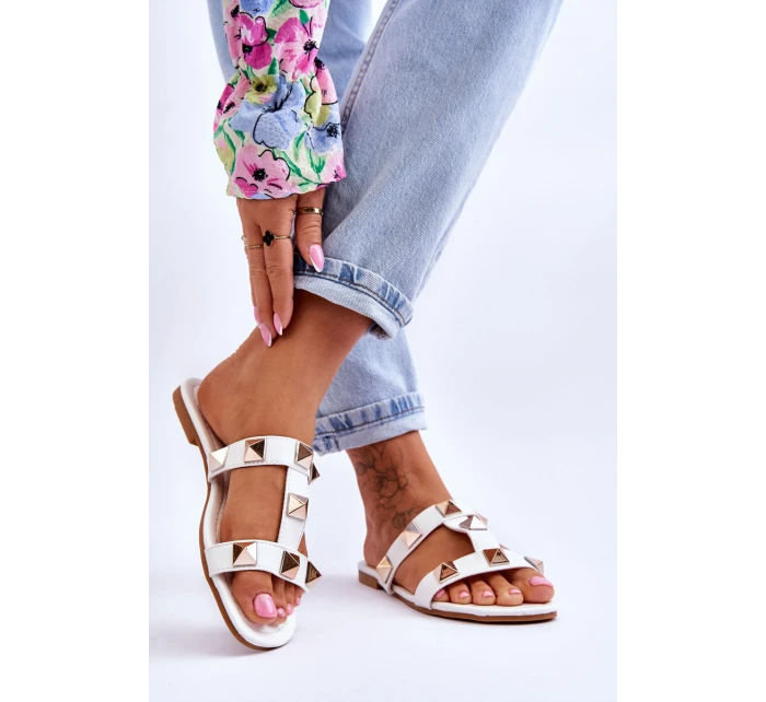 Dámské pantofle s velkými cvočky Bíle model 21618017 - Boto Dámské pantofle s velkými cvočky Bíle model 21618017 - Boto