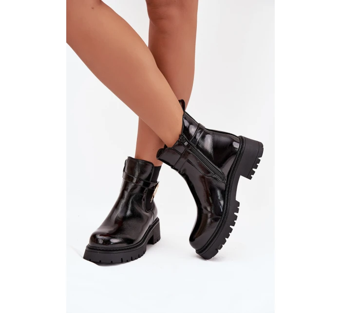 Lakované kotníkové boty s se zlatým detailem černé model 21707431 - Boto