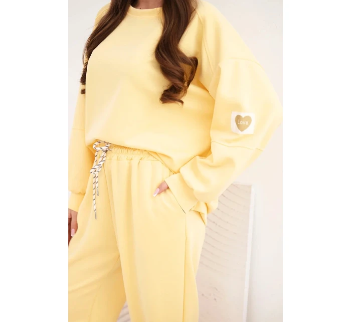 Dámsky maslový set s voľnou mikinou a nohavicami so žltou farbou LOVE