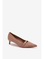 Dámské lodičky na nízkém podpatku s ozdobnou páskou Tmavě béžové model 22037728 - Boto
