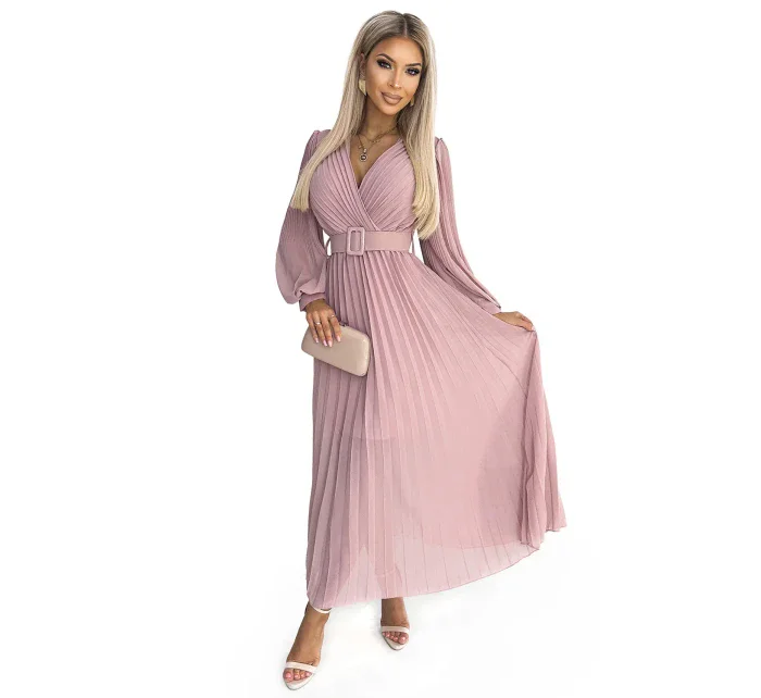 KLARA Plisované dámské šaty v pudrově růžové barvě s výstřihem a opaskem model 18330495 - numoco basic KLARA Plisované dámské šaty v pudrově růžové barvě s výstřihem a opaskem model 18330495 - numoco basic