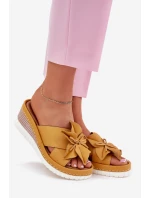 Skórzane Klapki Damskie Na Koturnie Z Ozdobnym Kwiatem Artiker 52C0504 Żółte