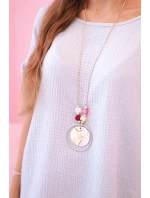 Mušelínová blúzka s fuchsiovým náhrdelníkom Mušelínová blúzka s fuchsiovým náhrdelníkom