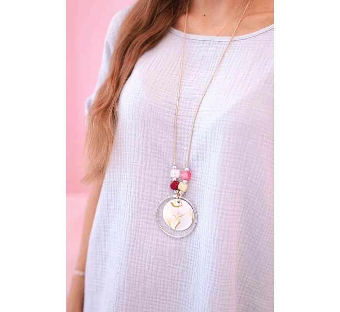 Mušelínová blúzka s fuchsiovým náhrdelníkom Mušelínová blúzka s fuchsiovým náhrdelníkom