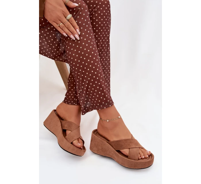 Dámské pantofle na platformě z eko semiše hnědé model 21919342 - Boto