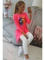 Oversize halenka s potiskem model 18745782 rtů růžová neonová - K-Fashion Oversize halenka s potiskem model 18745782 rtů růžová neonová - K-Fashion