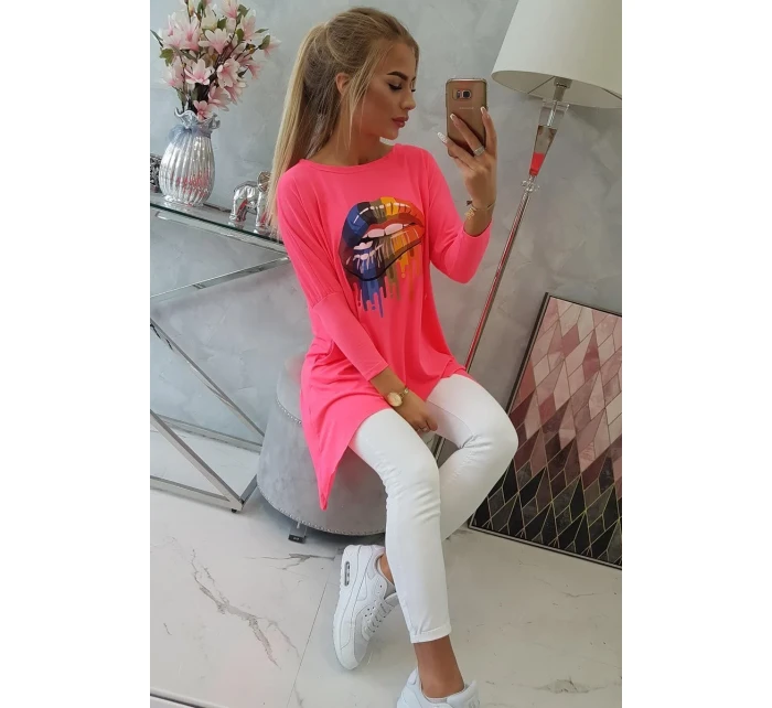 Oversize halenka s potiskem model 18745782 rtů růžová neonová - K-Fashion Oversize halenka s potiskem model 18745782 rtů růžová neonová - K-Fashion