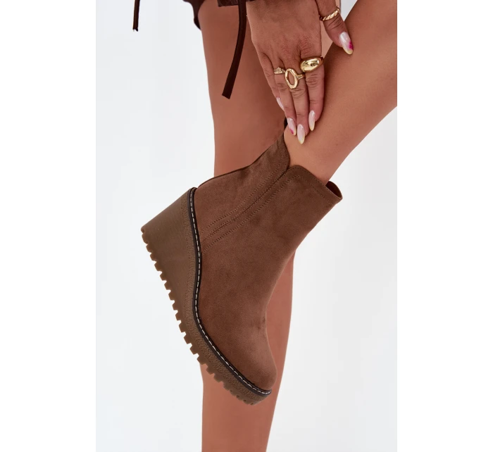 Dámska zateplená členková obuv na klin z eko semišu - hnedá Mavona Dámska zateplená členková obuv na klin z eko semišu - hnedá Mavona