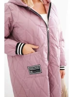 Dámska prešívaná bunda s kapucňou a športovými manžetami v tmavoružovej farbe