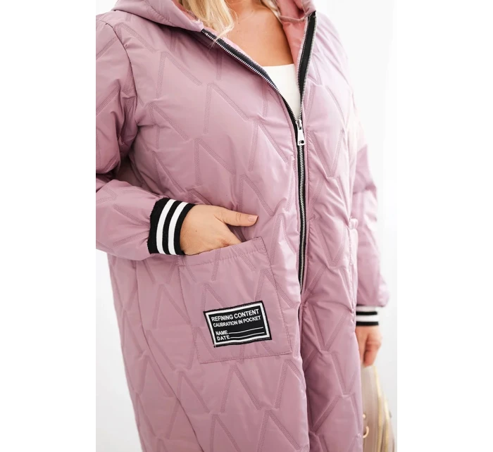 Dámska prešívaná bunda s kapucňou a športovými manžetami v tmavoružovej farbe