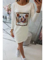 Šaty s 3D grafikou a zdobenými volánikmi vo farbe ecru Šaty s 3D grafikou a zdobenými volánikmi vo farbe ecru