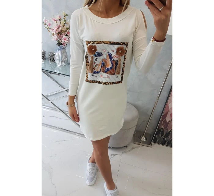 Šaty s 3D grafikou a zdobenými volánikmi vo farbe ecru Šaty s 3D grafikou a zdobenými volánikmi vo farbe ecru