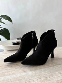 Dámské kotníkové boty na podpatku s špičatou špičkou Černé model 22309302 - Boto