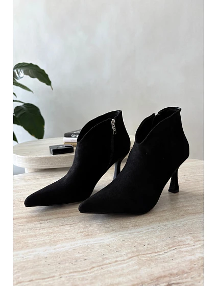 Dámske členkové topánky na tenkom podpätku so špicatou špičkou, čierne Bessia