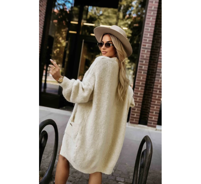 628-1 Módny oversize sveter s ozdobnou brošňou a praktickými vreckami - béžový 628-1 Módny oversize sveter s ozdobnou brošňou a praktickými vreckami - béžový