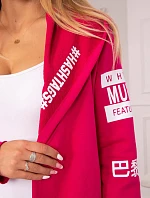 Fuchsiový plášť s nápismi