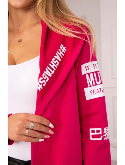 Fuchsiový plášť s nápismi
