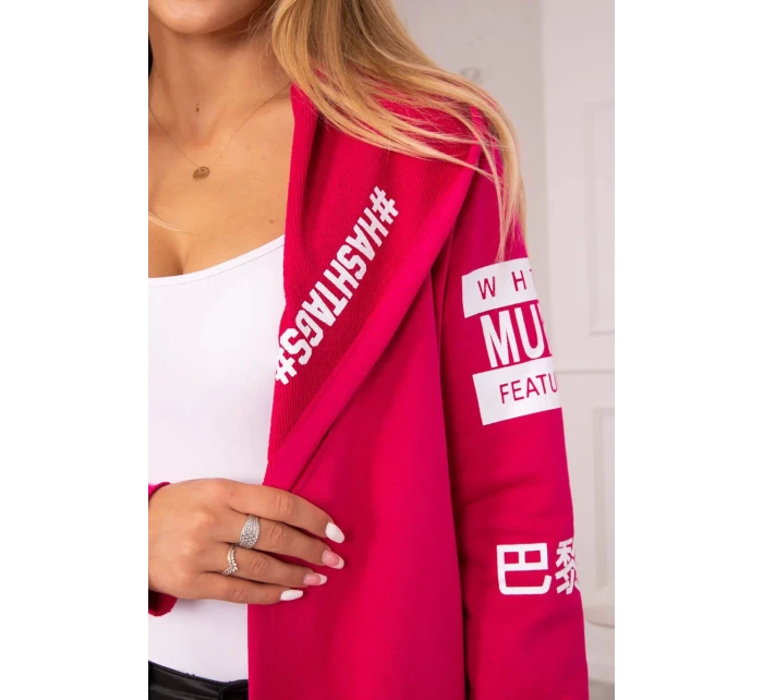 Fuchsiový plášť s nápismi