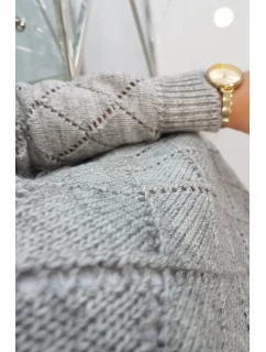 Sveter s polovičným rolákom a kosoštvorcovým vzorom sivý