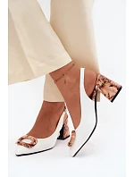 Dámské sandály na podpatku s dekorativním přezkou Vinceza 62289 bílé