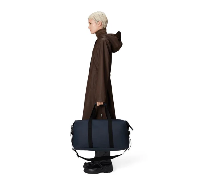 Cestovní taška cm 37 L WEEKEND BAG W3 47 NAVY model 21815031 - Rains Cestovní taška cm 37 L WEEKEND BAG W3 47 NAVY model 21815031 - Rains