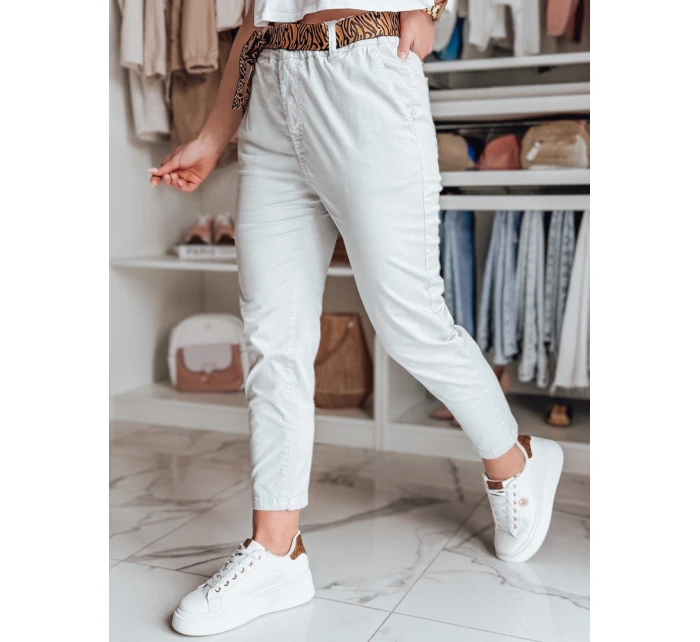 Dámské kalhoty s páskem světle šedé Dstreet model 21987149 - FashionStreet Dámské kalhoty s páskem světle šedé Dstreet model 21987149 - FashionStreet