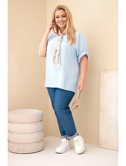 Dámská viskózová halenka Plus Size s krátkým rukávem a ozdobným šátkem modrá