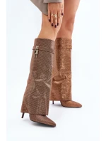 Ozdobené nazouvací kozačky na jehlovém podpatku s ohrnutým svrškem hnědé model 21677841 - Boto