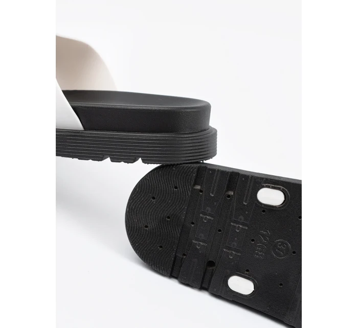 Moderní  nazouváky dámské bílé na plochém podpatku